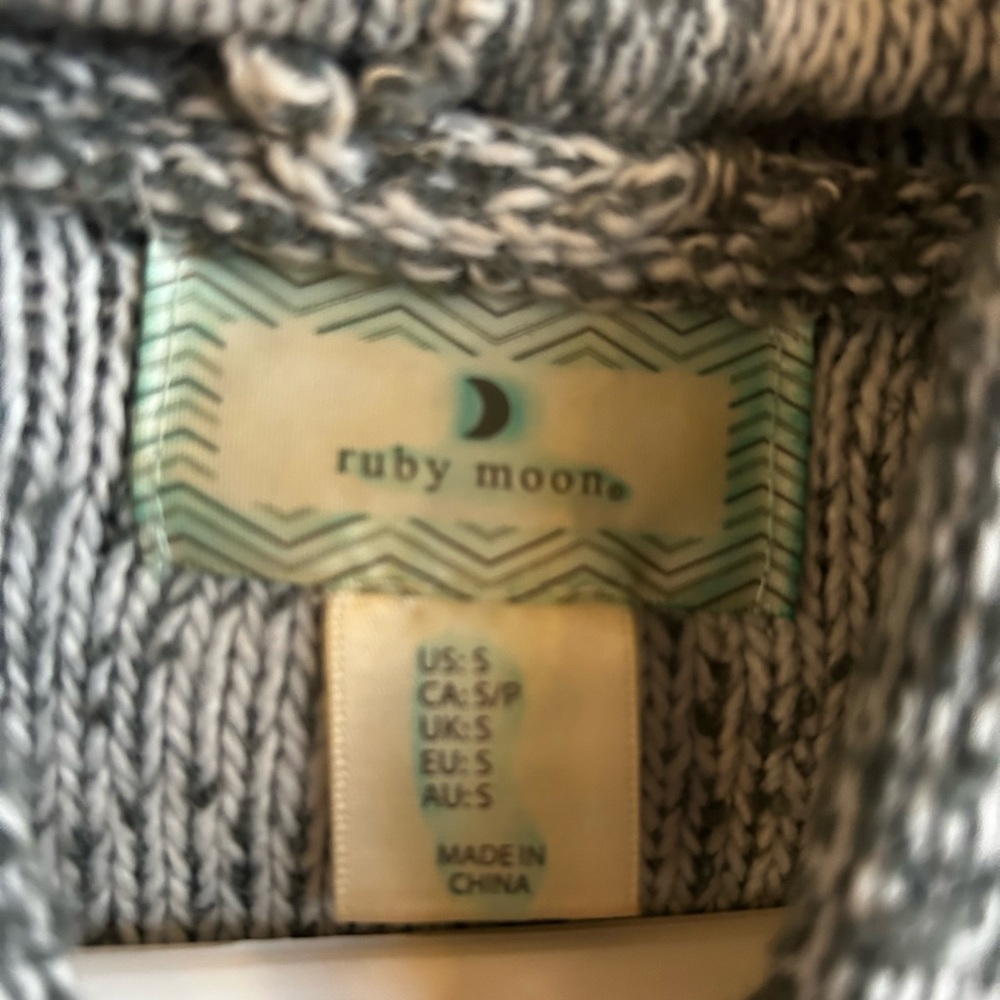🌟 Rubymoon Sweater - Picture 4 of 5